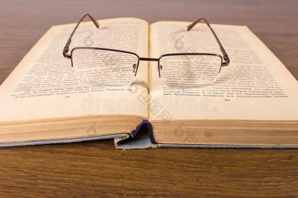 复古书上的眼镜