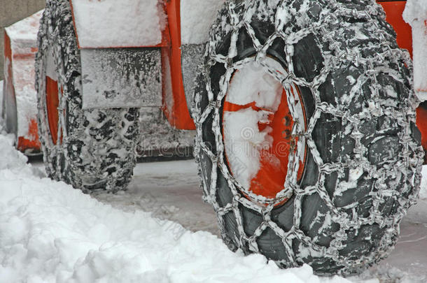 用铲雪机和水桶把雪从