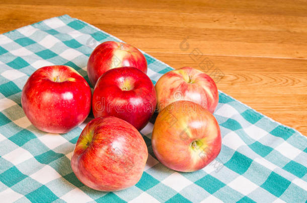 桌上的<strong>新鲜红苹果</strong>