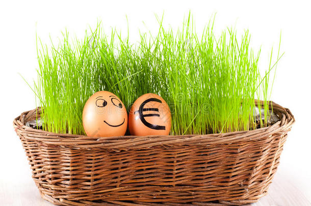 有趣的微笑蛋，<strong>金色欧式</strong>蛋，放在带草的篮子里。