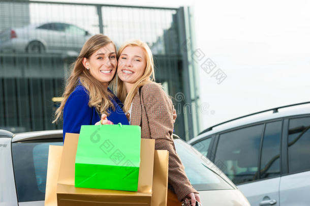 两个女人在购物开车回家