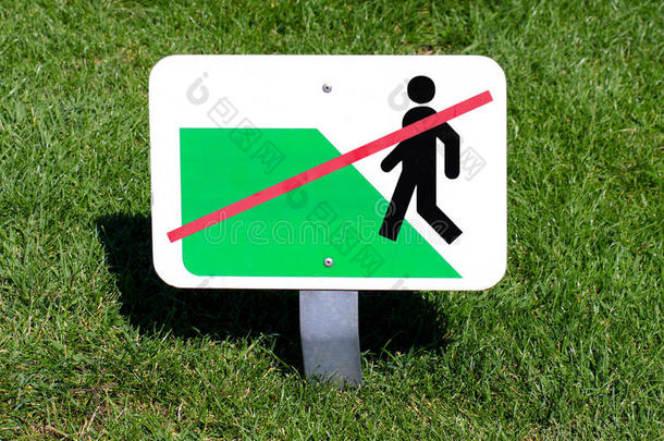 禁止在草地上行走的标志