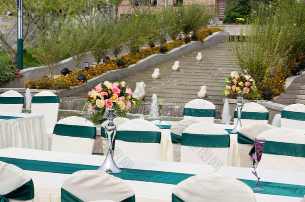 公园户外婚礼或活动派对的餐桌设置