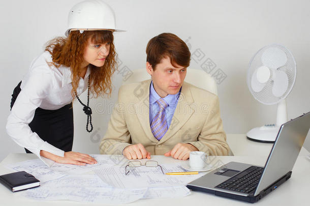 商业建筑行业团队正在寻找笔记本电脑