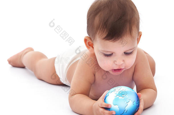 小宝宝手里拿着小地球仪。