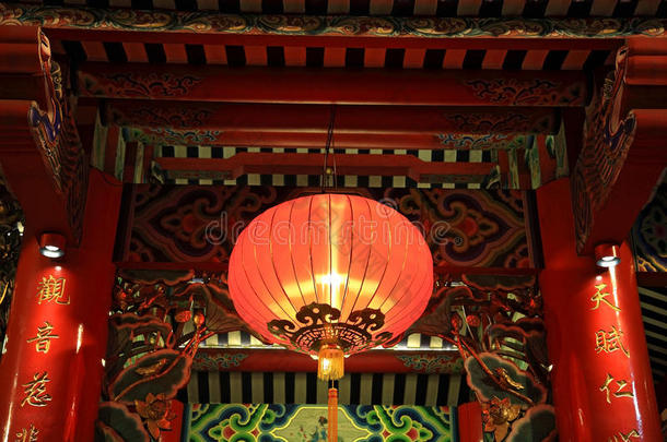 <strong>悬挂</strong>在中国寺庙上的红灯或<strong>灯笼</strong>