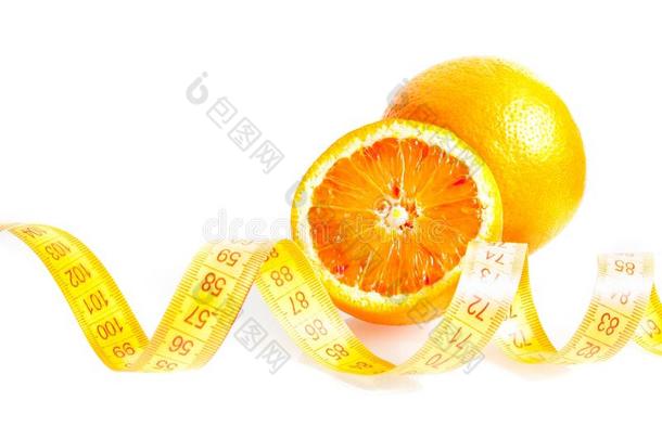 一个<strong>橘子</strong>和半个<strong>橘子</strong>，带卷尺