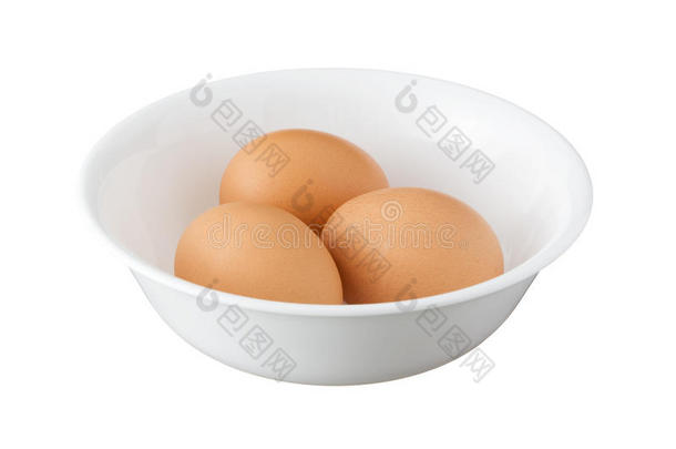 三个棕色的鸡蛋放在一个碗里，白色背景下