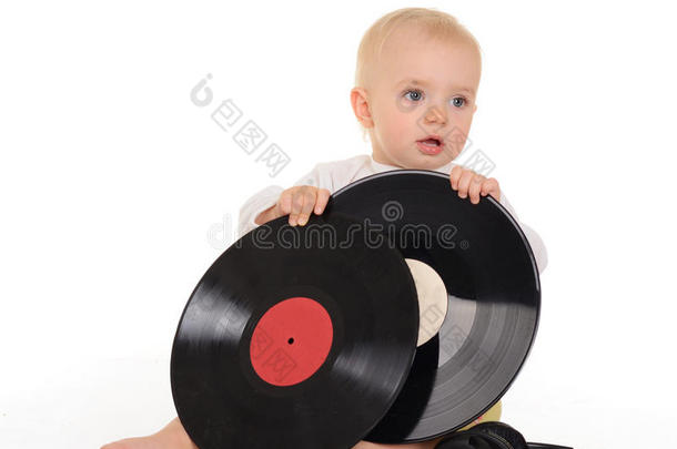 婴儿玩旧唱片和耳机