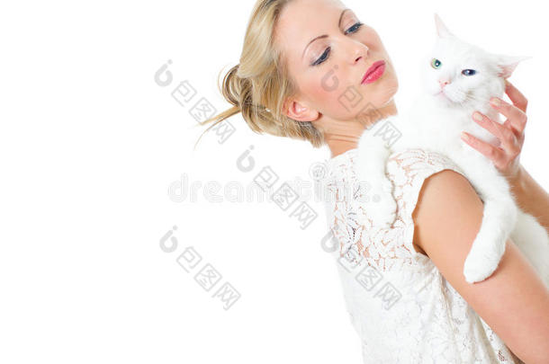 抱着<strong>白猫</strong>的年轻女子。