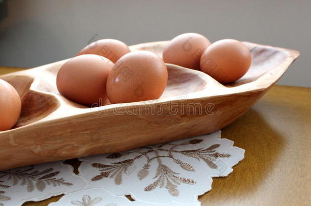 暖色调鲜鸡蛋木盘