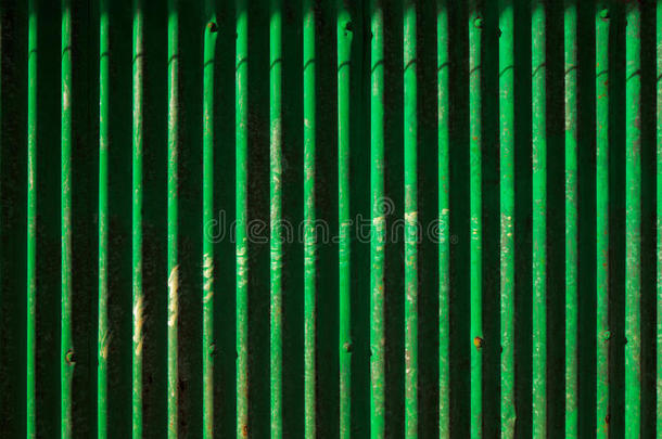 漆成绿色的陈年波纹金属墙