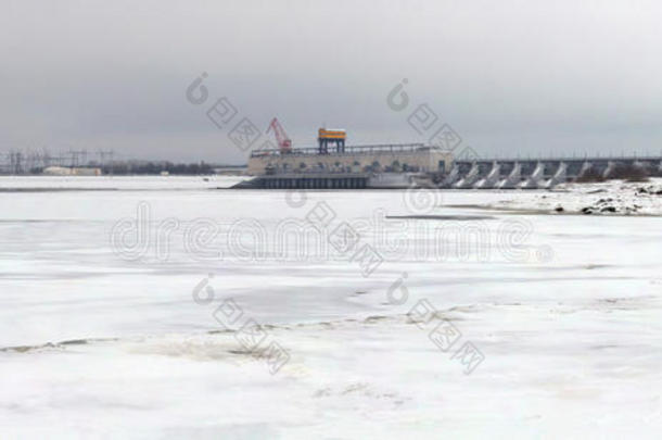 伏尔加河冬季水电站