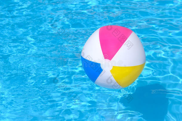 游泳池中<strong>漂浮</strong>的充<strong>气球</strong>