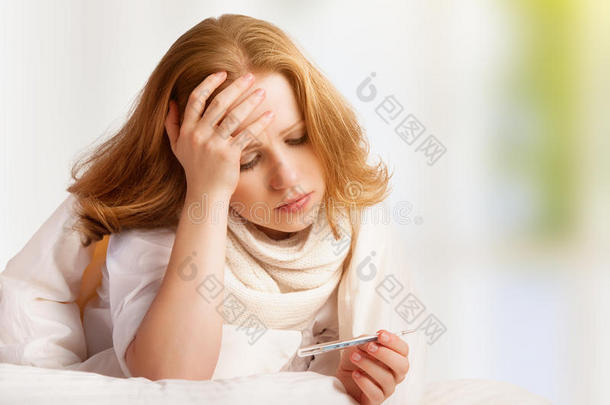 患体温计病的妇女<strong>感冒</strong>、流感、发烧、床上头痛