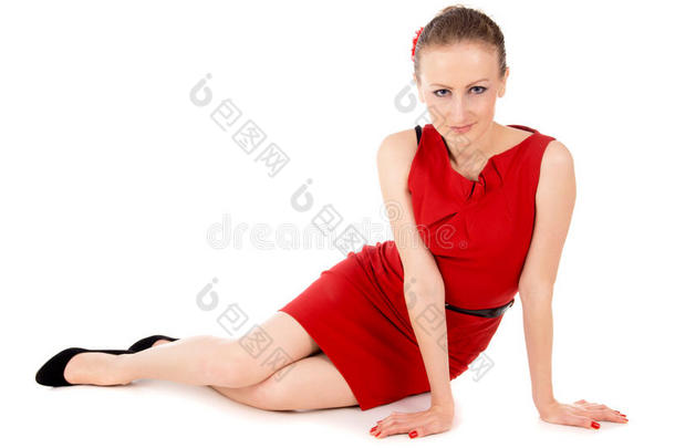 穿<strong>红裙子</strong>的女孩坐在地板上