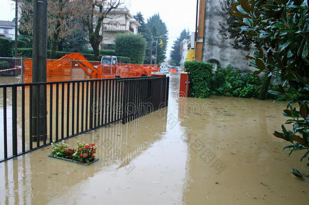 洪水中房屋的街道和庭院被泥浆侵入2