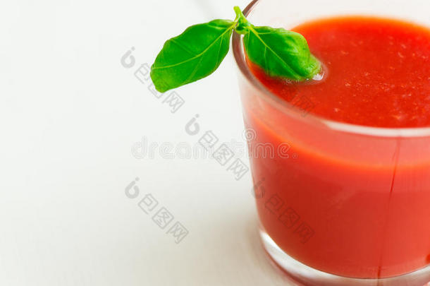白木桌背景番茄汁