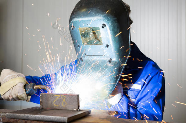 人工焊接产生许多火花的钢