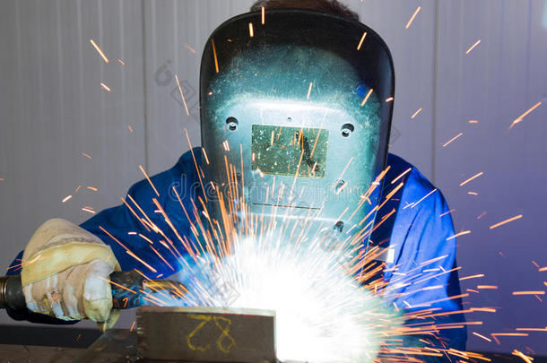 人工焊接产生许多火花的钢