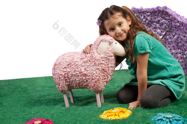 小女孩在玩玩具羊
