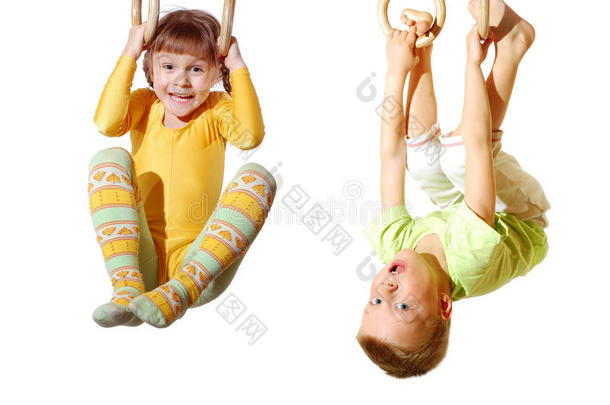 在<strong>体操吊环</strong>上玩耍和锻炼的儿童