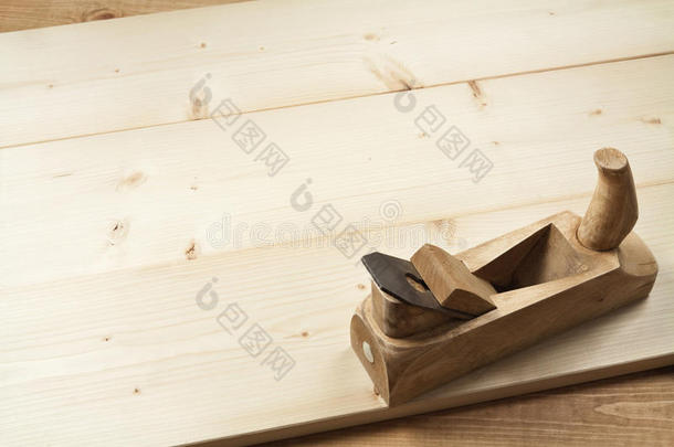 木板上的木匠刨