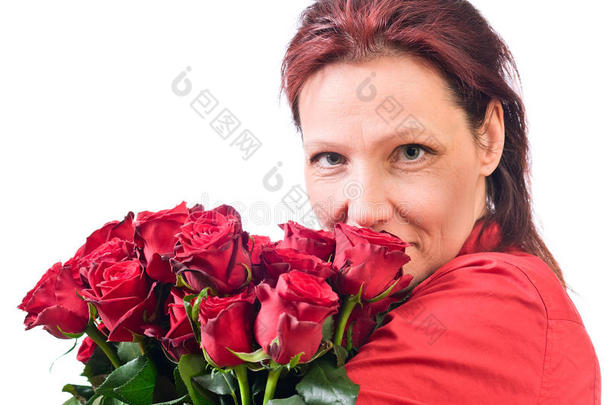 带着一束红玫瑰的女人