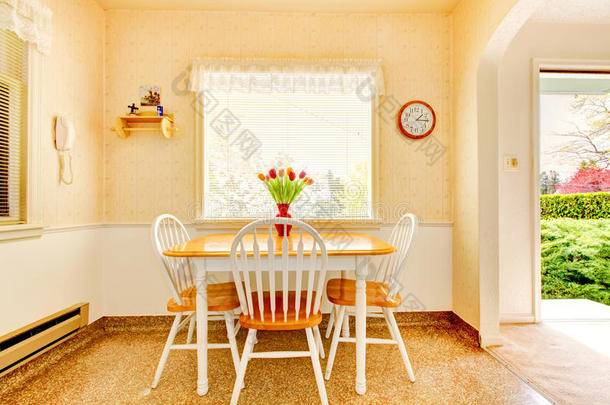 美国房子里的白色小厨房建于1942年。