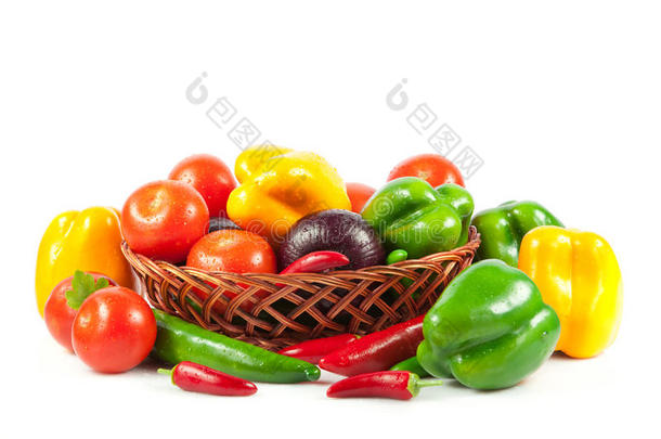 新鲜蔬菜放在白色的篮子里。生物蔬菜。有限公司
