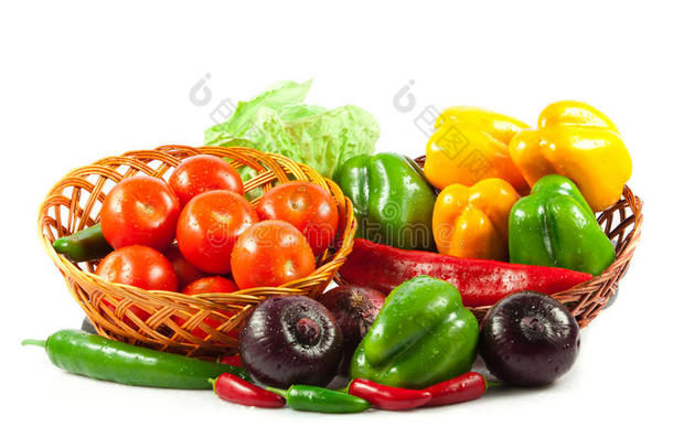 新鲜蔬菜放在白色的篮子里。生物蔬菜。有限公司