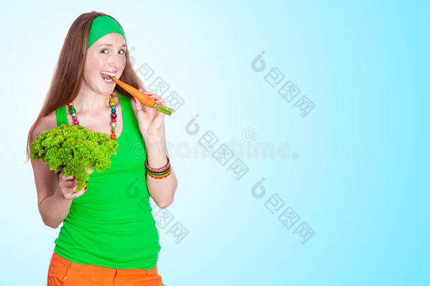 快乐的女人吃胡萝卜的画像