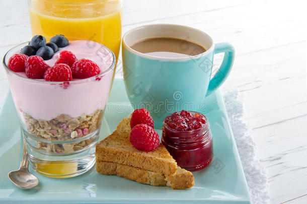 健康<strong>早餐</strong>，含酸奶、浆果、果汁、<strong>吐司</strong>和咖啡