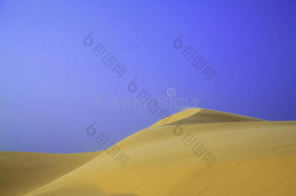 蓝天沙漠景观