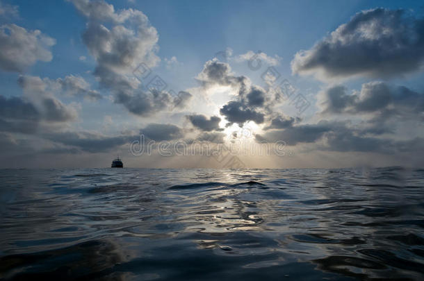 美丽的日落，<strong>碧蓝</strong>多云的天空笼罩着海水