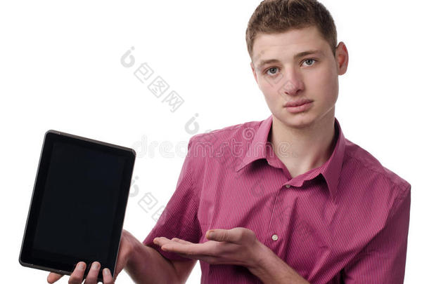 年轻人在展示一块平板电脑。
