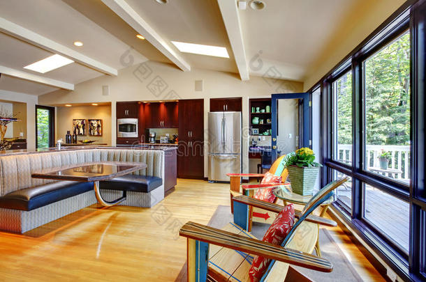 开放式现代豪华家居室内客厅和厨房。