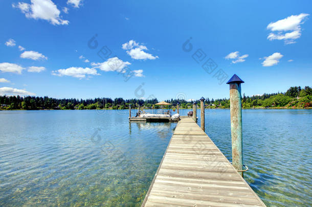 湖边有长长的木码头和私人派对木筏。
