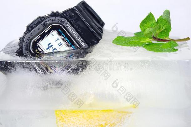 数码腕表、柠檬和薄荷在冰块中的组合