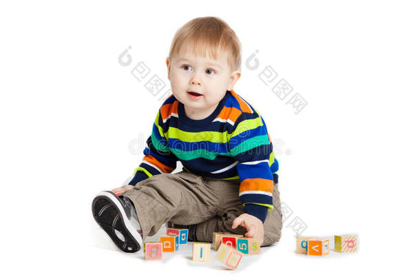 玩带字母的木制玩具方块的婴儿。木制字母表