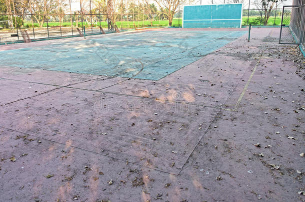 荒废的网球场