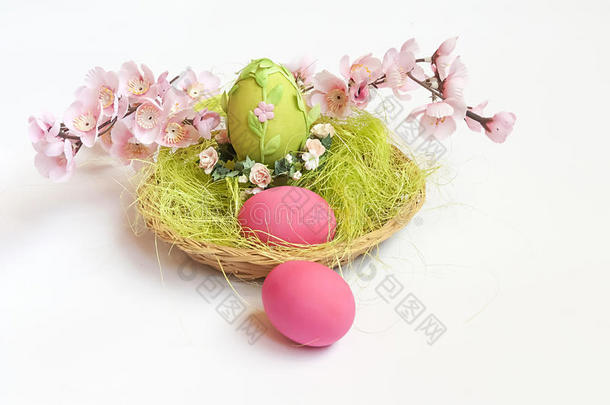 彩色复活节彩蛋，有绿色和粉色的花枝