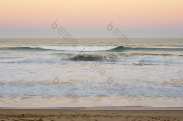 柔和的色彩和空旷的海滩模糊的和<strong>平日</strong>落