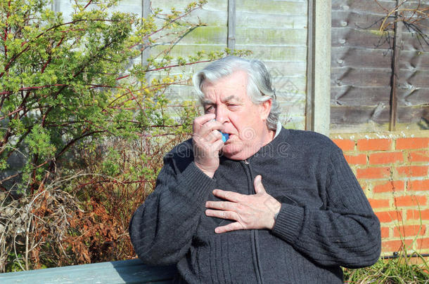 有哮喘吸入器的老人。