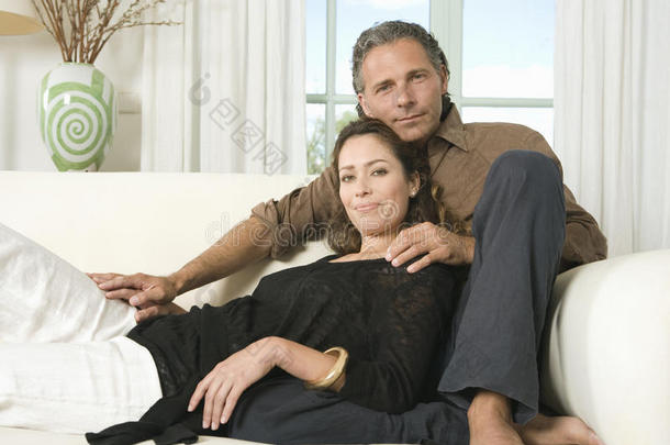 一对成熟的夫妇在沙发上放松。