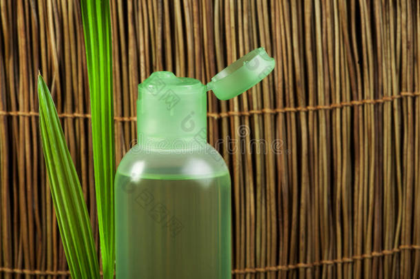 绿色化妆品瓶叶