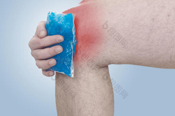 <strong>冰凉</strong>的凝胶敷在肿胀疼痛的膝盖上。