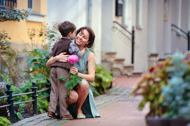 给妈妈<strong>送花</strong>的小男孩