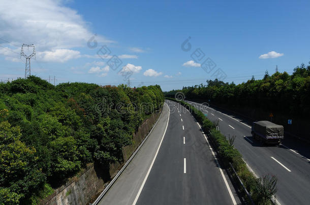 宽阔公路的美景