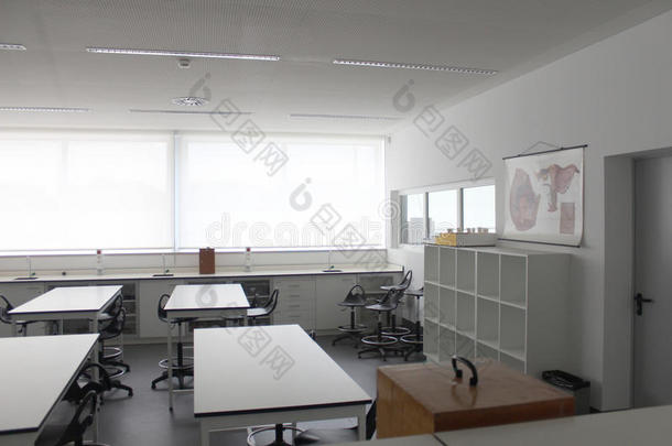 空旷的现代教室